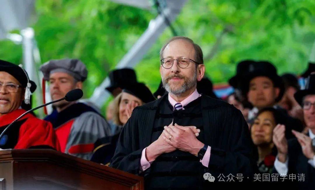 的中国女生蒋雨融来自青岛英高毕业本科就读于杜克尊龙AG网站震撼全场！史上首位在哈佛毕业演讲(图2)