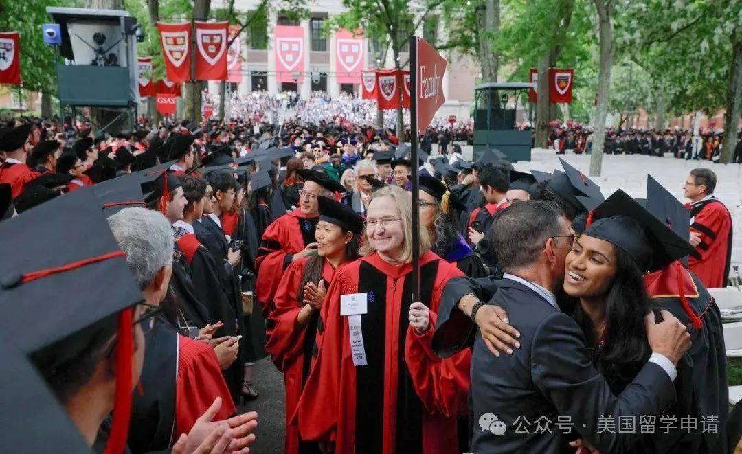 的中国女生蒋雨融来自青岛英高毕业本科就读于杜克尊龙AG网站震撼全场！史上首位在哈佛毕业演讲(图5)