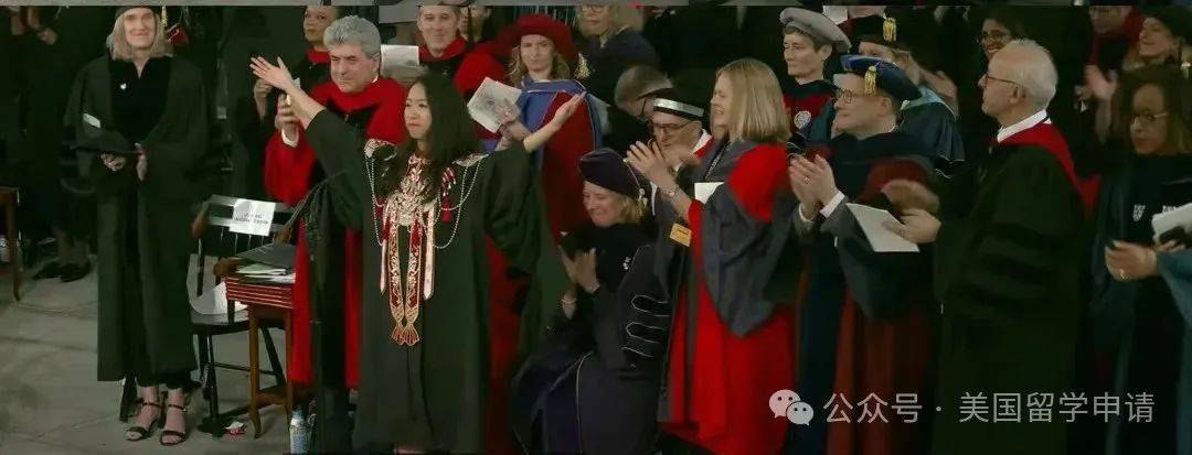 的中国女生蒋雨融来自青岛英高毕业本科就读于杜克尊龙AG网站震撼全场！史上首位在哈佛毕业演讲(图7)
